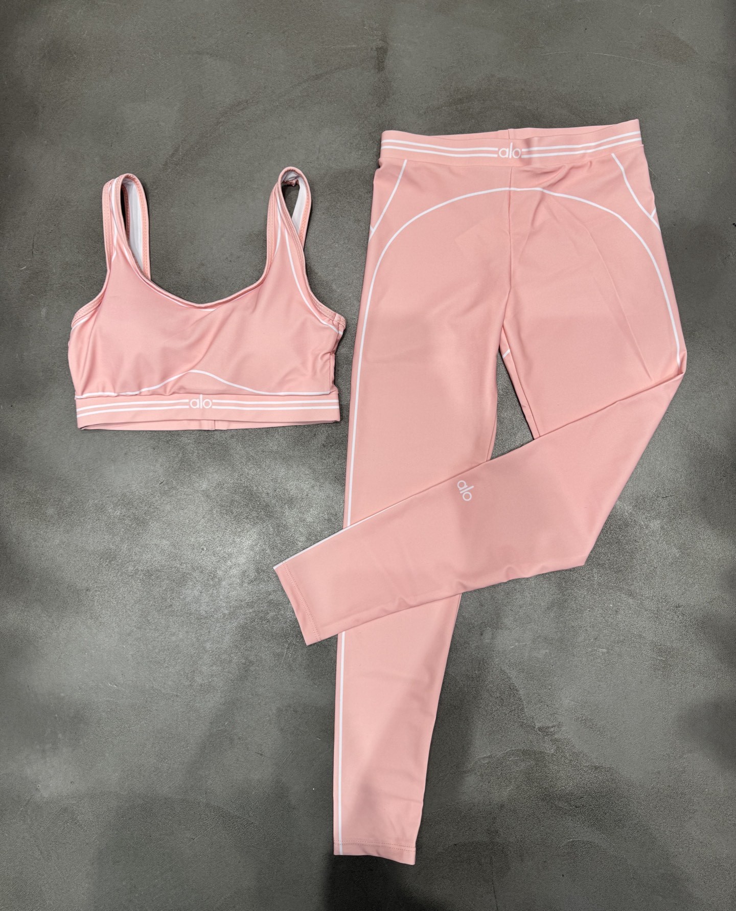 Alo Brand Multi-Line Yoga Set Black - Image 5