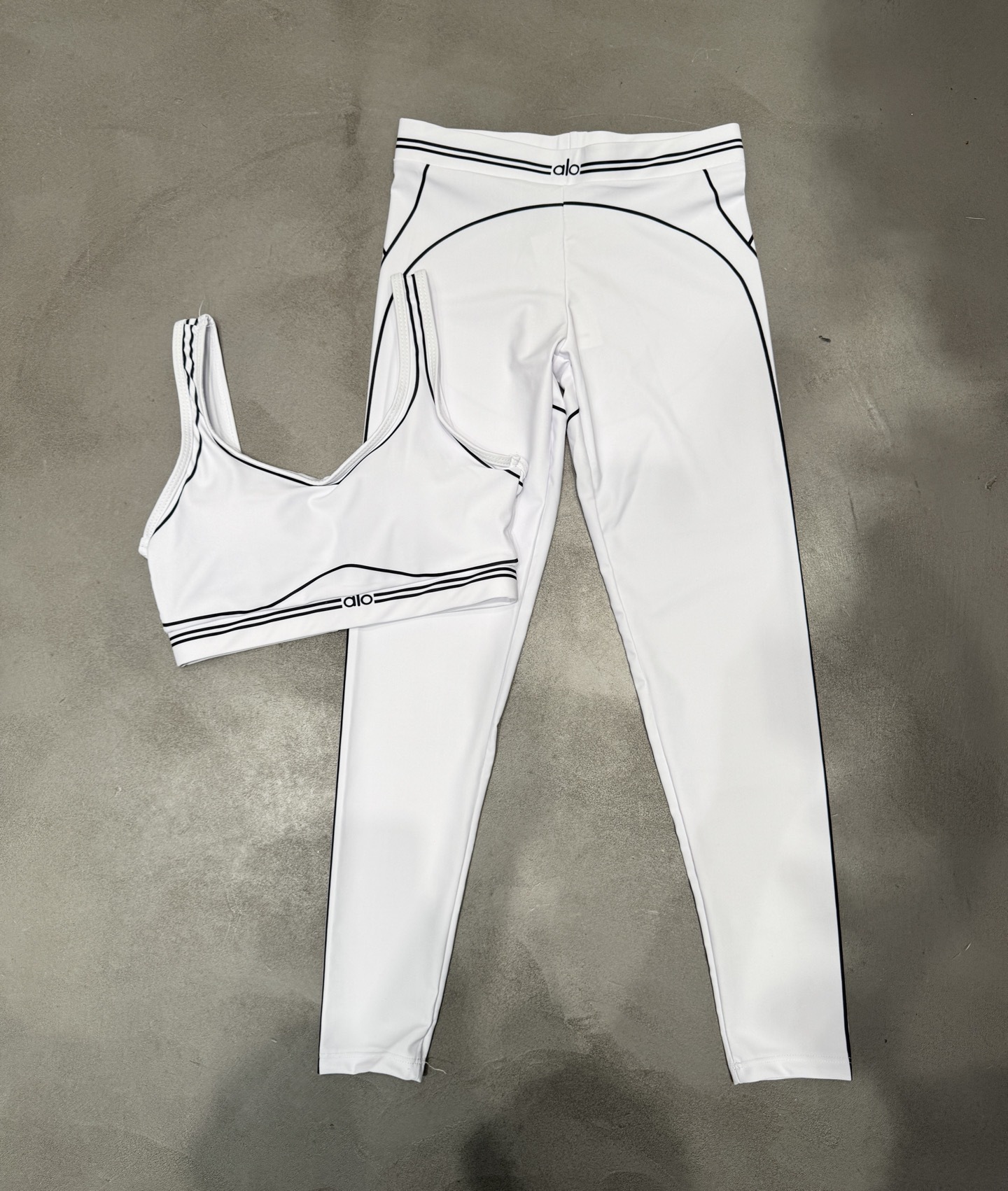 Alo Brand Multi-Line Yoga Set Black - Image 2