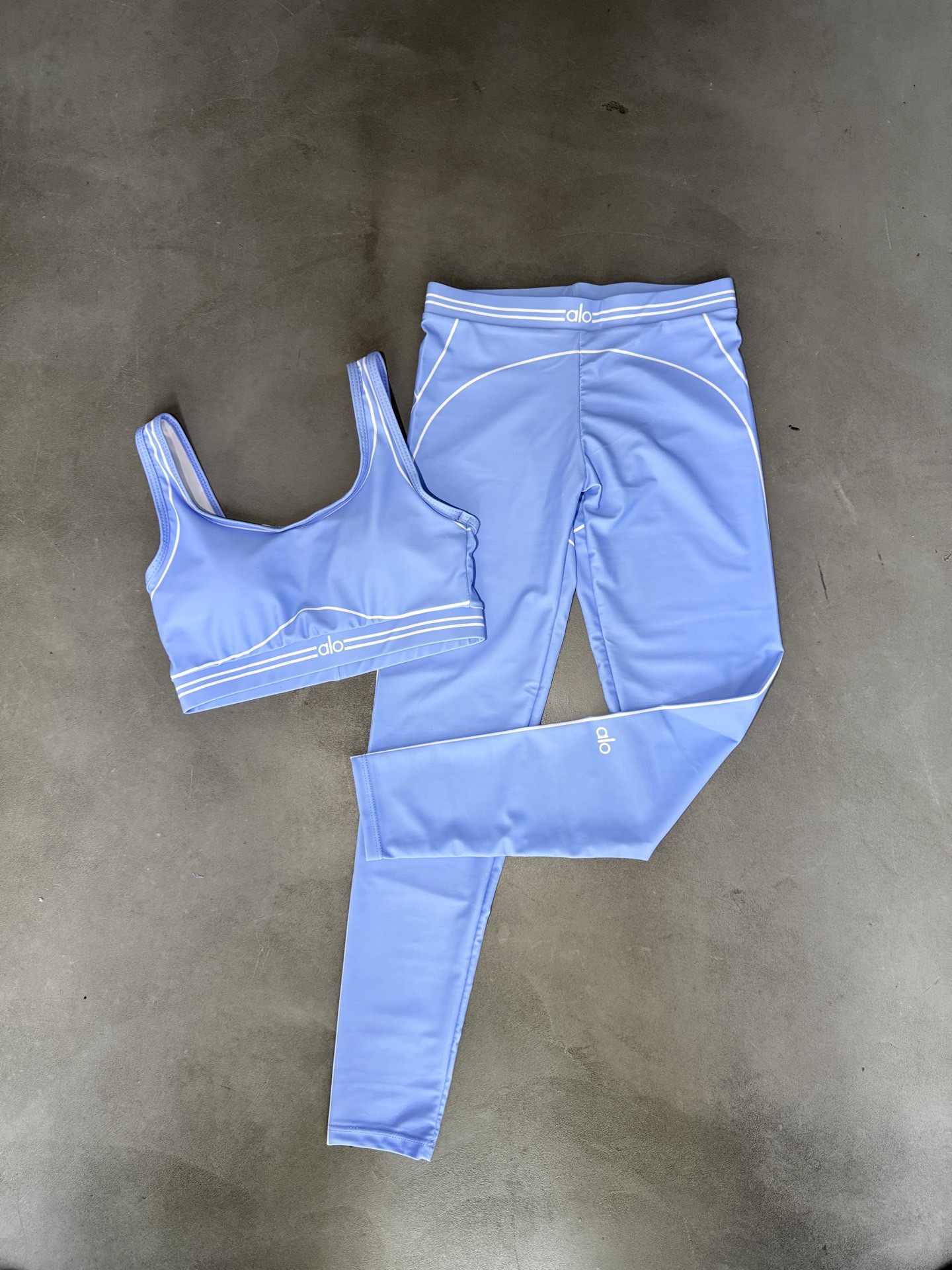 Alo Brand Multi-Line Yoga Set Black - Image 3